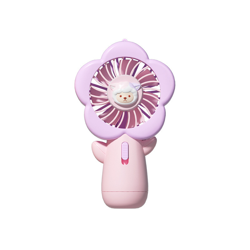 テディは小さな扇風機を持って少女の心を卸売りします。|undefined