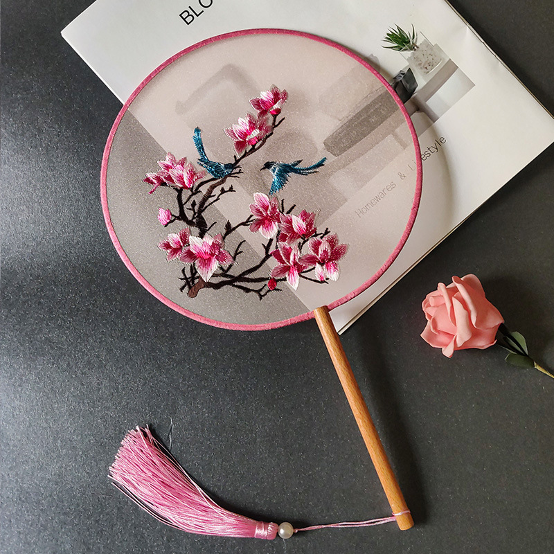 両面のシルクの刺繍の透明な漢服のチャイナドレスは写真を撮ります。|undefined
