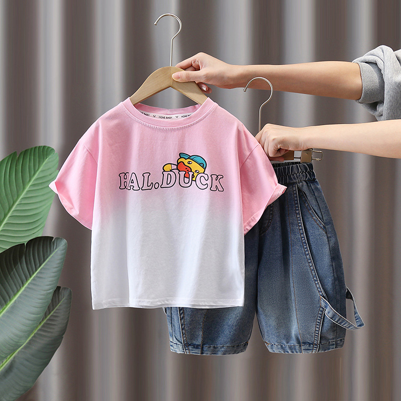 7313 Little Yellow Duck Clouds Traje de verano para niños 2025 Nueva ropa de verano para niños Estilo fino de manga corta guapo y de moda