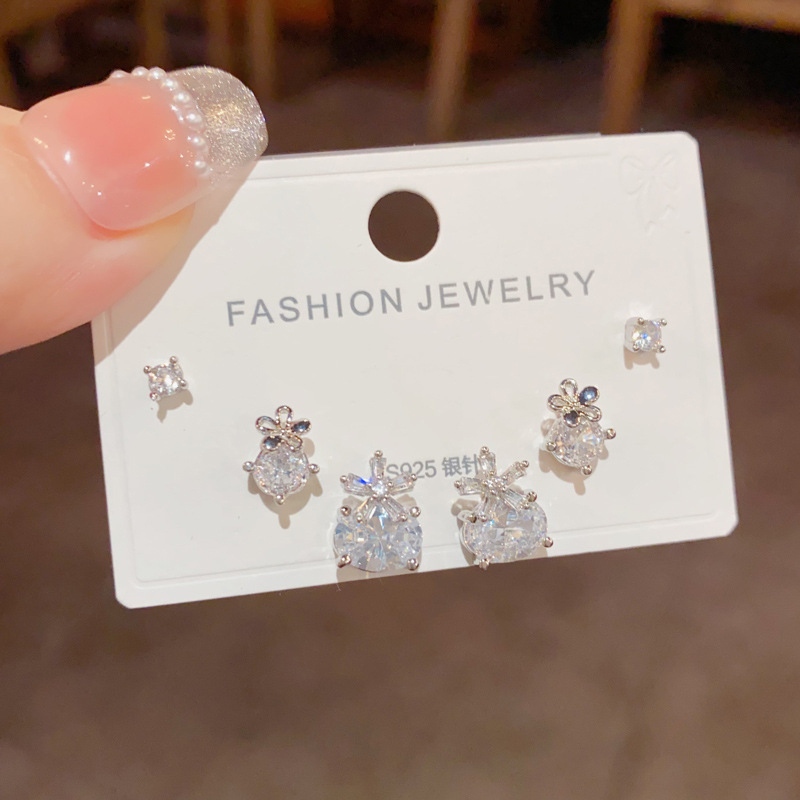 S925 aguja de plata micro incrustaciones de circón pendientes cortos pendientes de pelo corto japonés y coreano elegante todo-fósforo simple conjunto de tres piezas pendientes para las mujeres