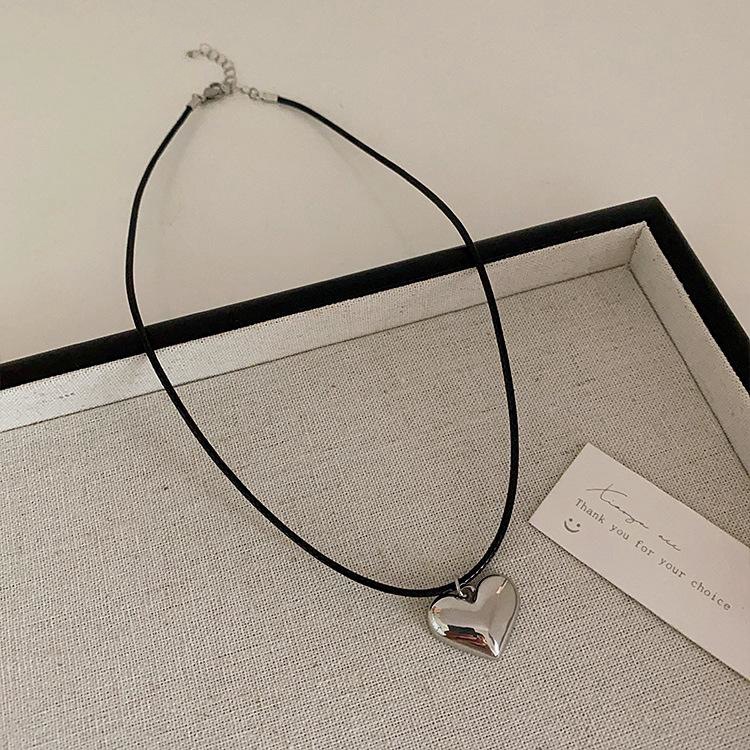 Black Leather Rope Metal Heart Starfish Shell Conch Pendant Necklace Female Niche Design Retro Sweet Cool Clavicle Chain