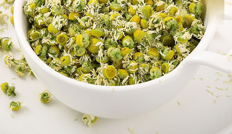 Chamomile Dried Flowers (Matricaria chamomilla) — Loose Herbal Tea, 500g Bulk in use