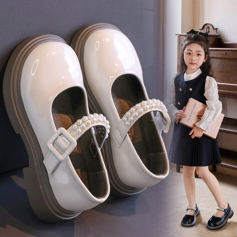 Zapatos de cuero de niñas 2025 verano nuevo zapato de mujer de perla para niños zapatos de princesa de moda zapatos de suela suave para chicas zapatos de espectáculo