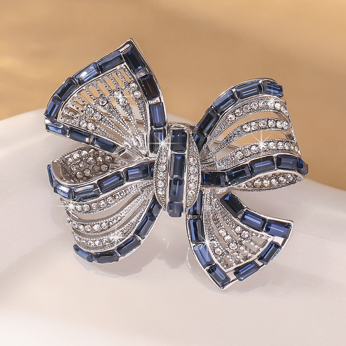 Broche de arco de zircón coreano mujer lujo ligero nicho exquisito traje collar flor de pecho anti-luz accesorios de alfiler