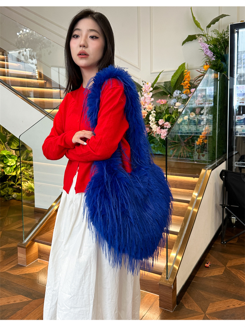 Women's 2024 autumn/winter new tassel heart-shaped fur plush spicy punk style large capacity shoulder bag_voghion.com