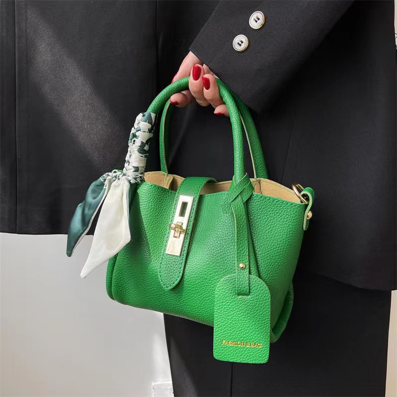 Este año, la popular bolso de mujer de cubo 2024 nicho de diseño de estilo extranjero versátil bolso de hombro simple versión japonesa y coreana