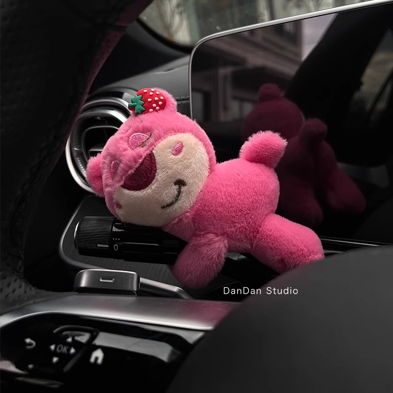Strawberry Bear Decoración de bloqueo de coche Limpiaparabrisas Luz de giro Muñeca de felpa Adornos lindo regalo creativo para niñas