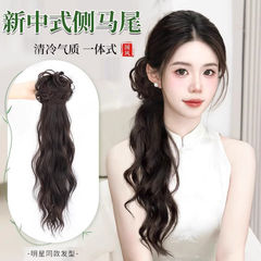 中国風のポニーテールの女性の新しい中国式は水の波紋の古風な漢服のお下げのシミュレーションを挟みます。