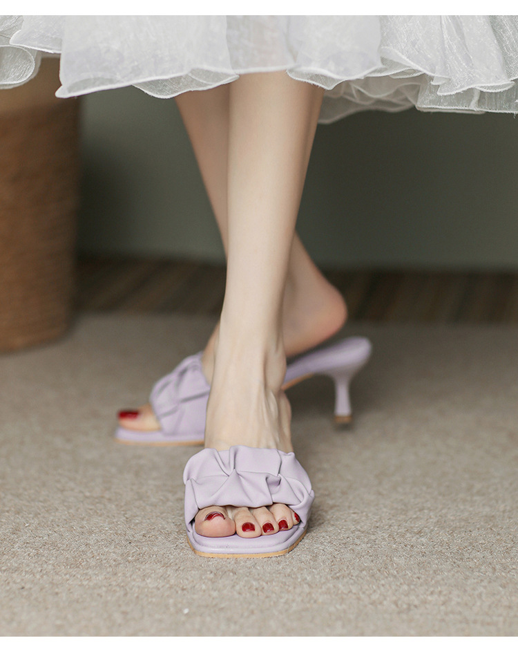 Zweilagige Hausschuhe aus Rindsleder, die im Sommer 2024 bei Frauen beliebt sind, mit Falten und einem geraden, schmalen Absatz, runder Spitze und offener Zehenpartie im koreanischen Stil_voghion.com