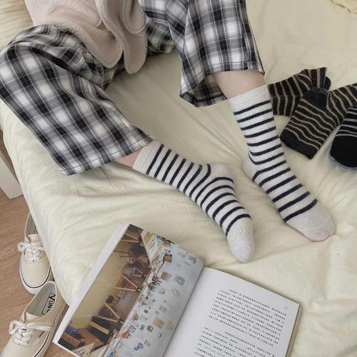 保暖兔羊毛女袜秋冬新款加厚日系中筒条纹保暖袜子毛绒软糯棉袜女