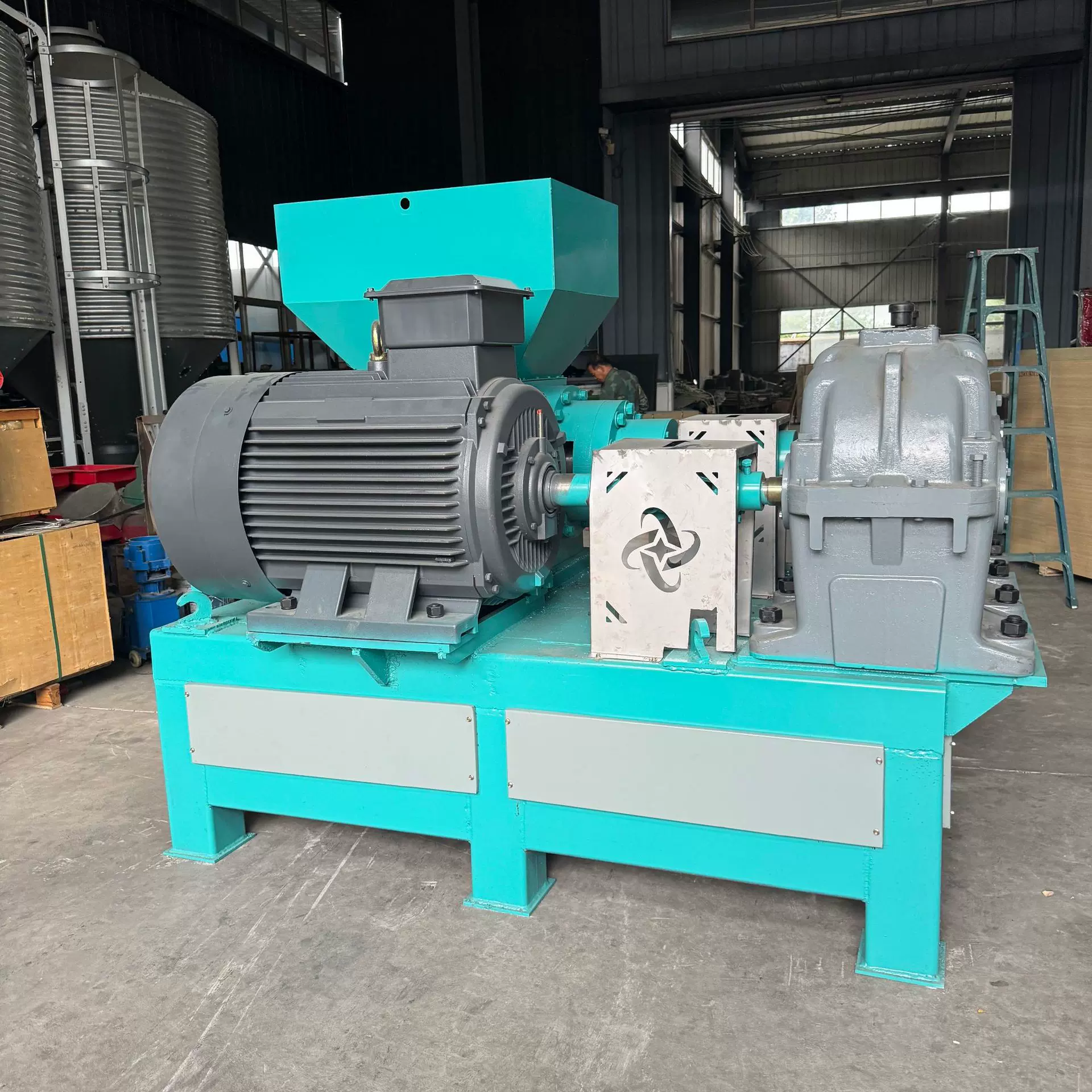 螺旋粉碎机固废处理塑料膜碎布块旧衣服粉碎机吨包螺旋粉碎机厂家