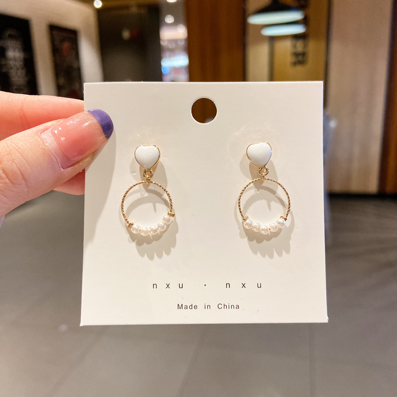 Luz de lujo de alto nivel nicho de diseño femenino sensación de aretes de bordilla temperamento perla asimetría joyería perla al por mayor