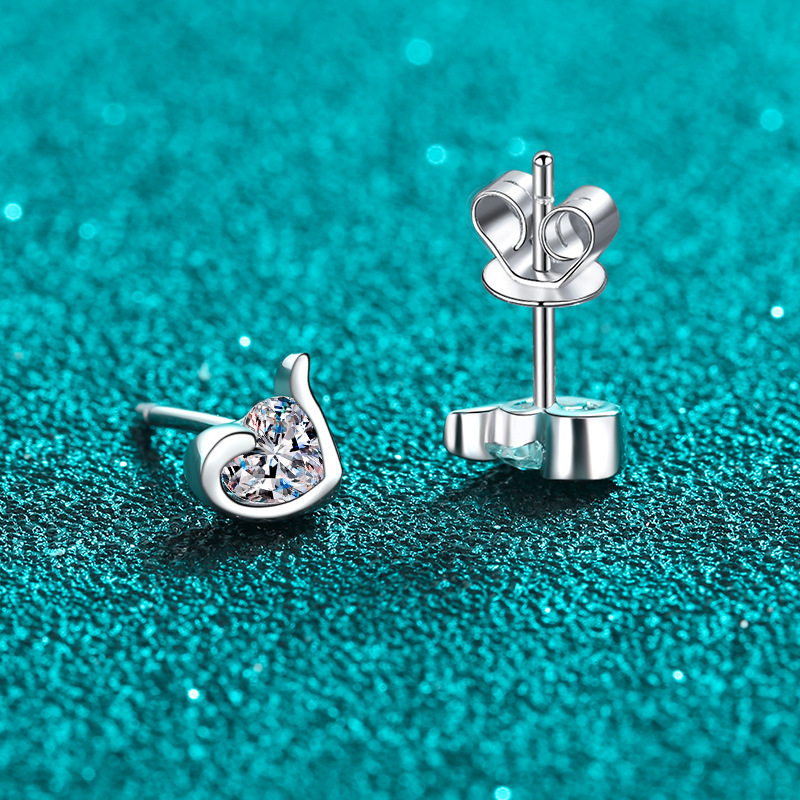 Pendientes de aro en plata de ley con moissanita en forma corazón_voghion.com