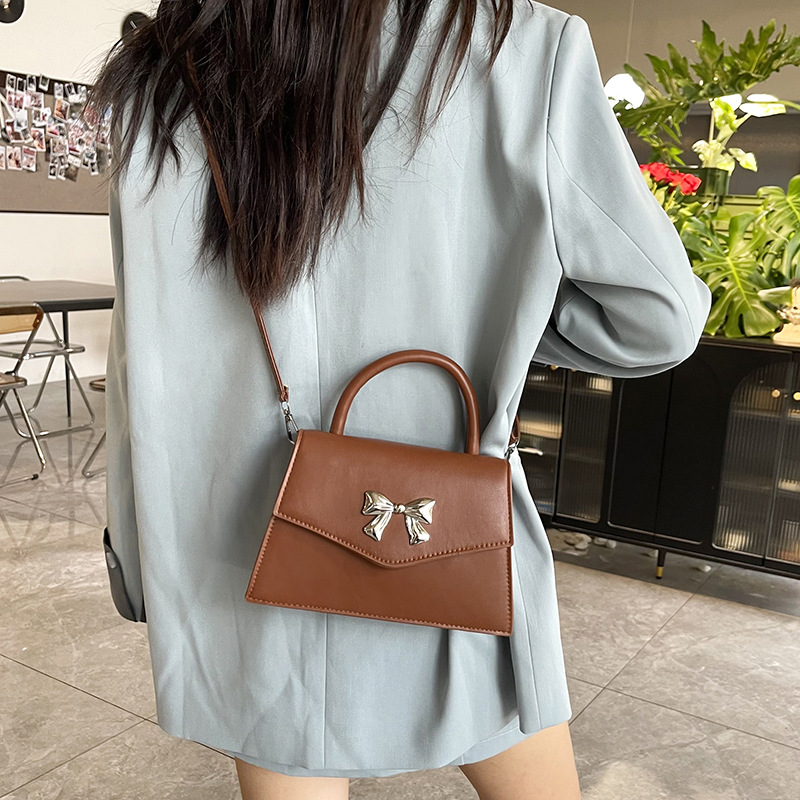 Arco de moda de verano 2025 hermoso nuevo estilo ocio de estilo extranjero suave portátil de hombro mochila pequeña bolsa de mujer