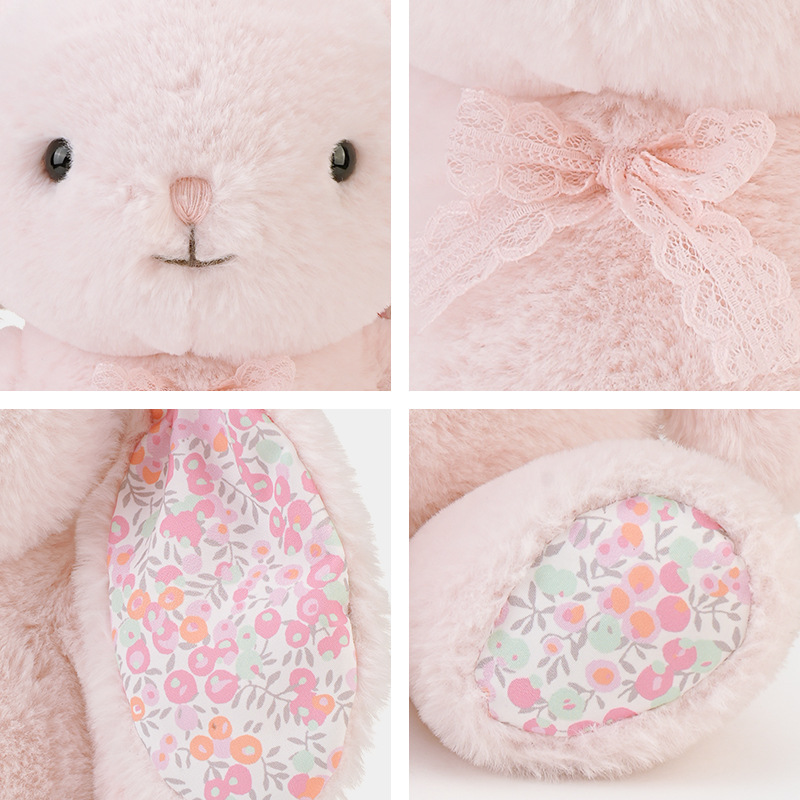 赤ちゃんのぬいぐるみを抱いています。ウサギのぬいぐるみが可愛いです。|undefined