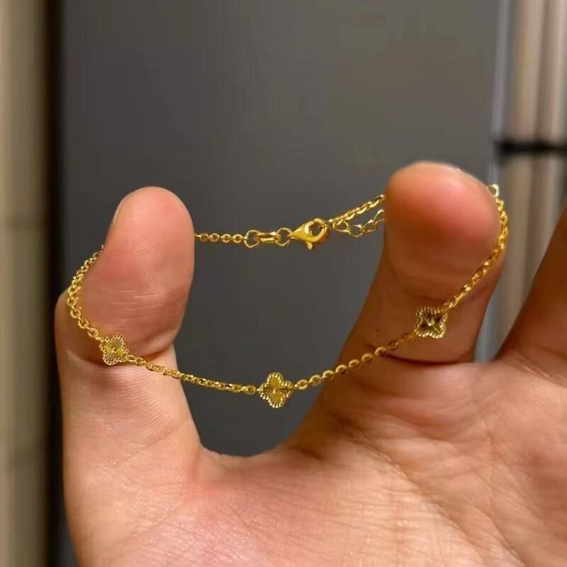 新しいライトラグジュアリーで絶妙なゴールデン四つ葉のクローバー三つ花ブレスレット、女性用ニッチデザイン、多用途でハイエンドのハンドジュエリー|undefined
