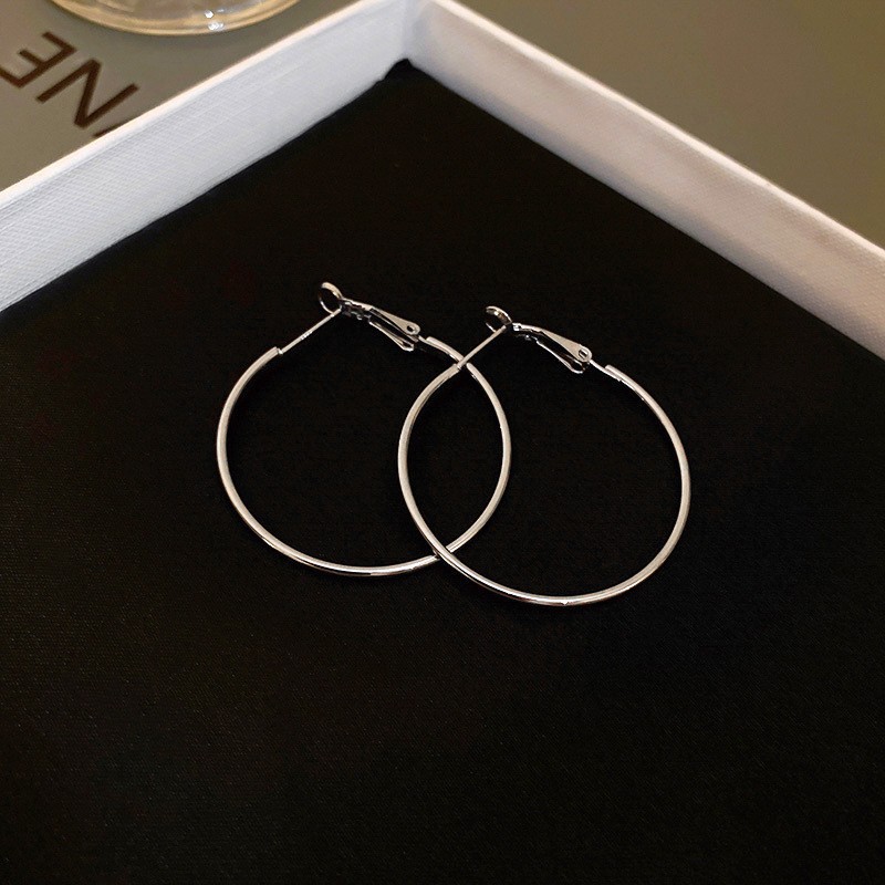 Pendientes redondos irregulares con aguja de plata Pendientes simples y fríos de moda Pendientes europeos y americanos de lujo ligero Pendientes de alta gama mujeres