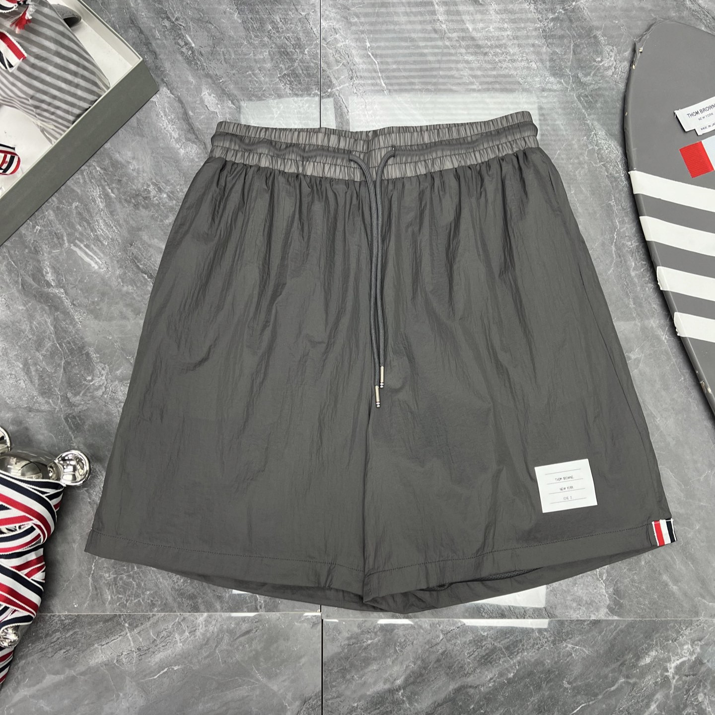 회색 해변 반바지