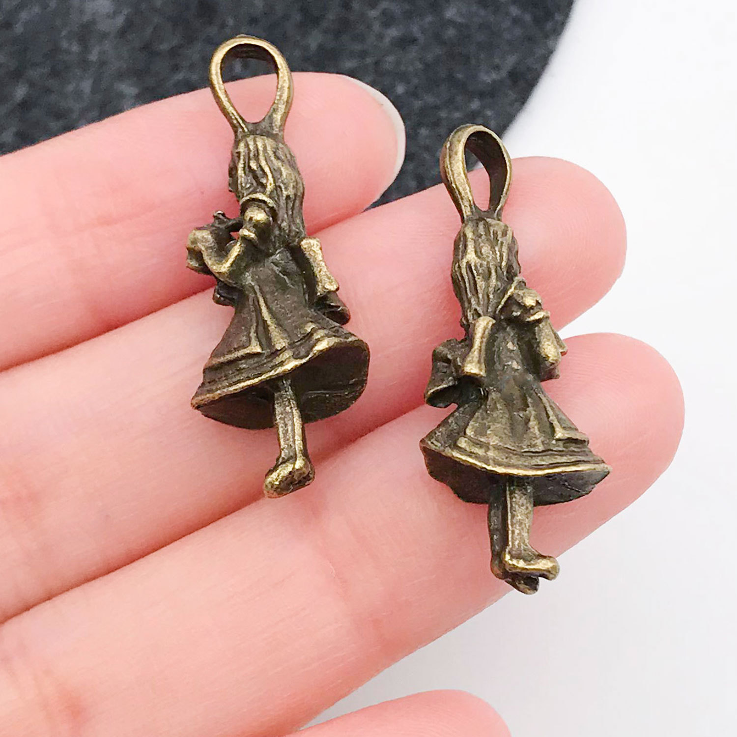 8335-M-古青爱丽丝女孩11x32mm-锌合金-3.9g