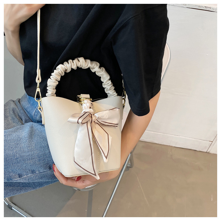 Korean Fashion Large Bow One-shoulder Diagonal Bucket Bag display picture 6