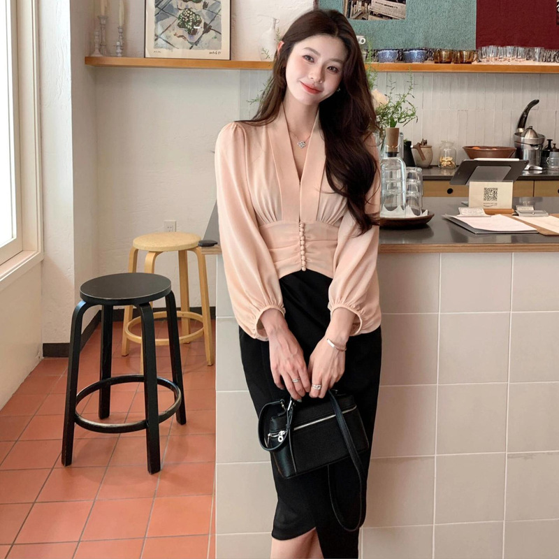 Korean Sweet Slimming Look V Neck Design Long-Sleeved Shirt for Women Autum Fashion Pearl Button Pleated Lantern Sleeve Shirt