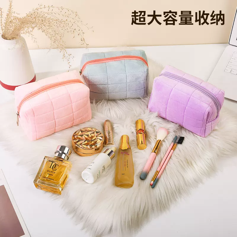 2025年新款绒布枕头包高级感绣格子大容量收纳包跨境热爆款化妆包