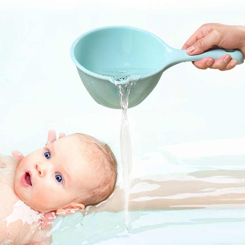 Creative Household Kitchen Plastic Water Scoop with Long Handle, Plastic Water Ladle for Children's Bathing, Showering, and Hair Washing Cup