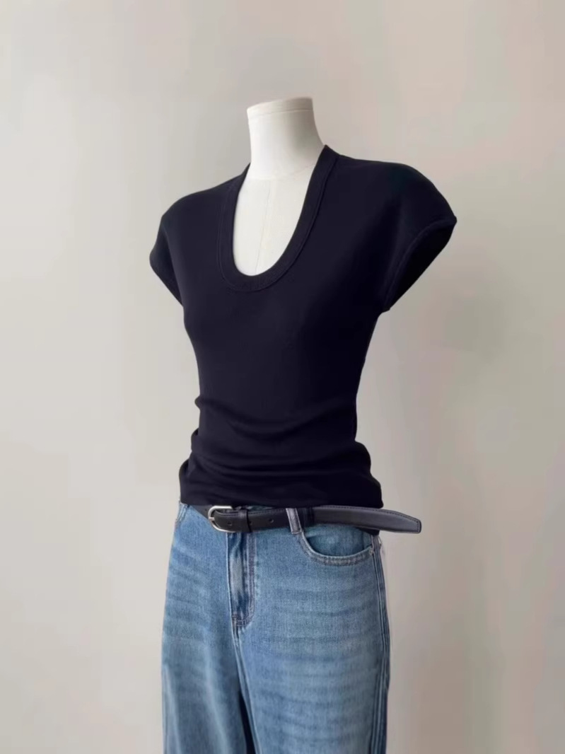 Áo thun nữ cổ tròn tay ngắn chất liệu Tencel ôm nhẹ form chuẩn — đen