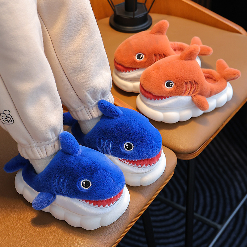 Pantuflas de algodón para niños, diseño de tiburón de dibujos animados para invierno, zapatos de peluche cerrados por detrás para niños, zapatos de algodón para bebés y niños pequeños, estilo padre-hijo.