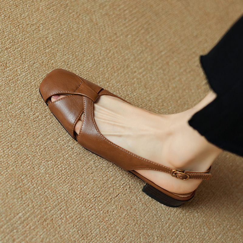 Sandal nữ bít mũi quai chữ V đế bệt đơn giản — Màu nâu