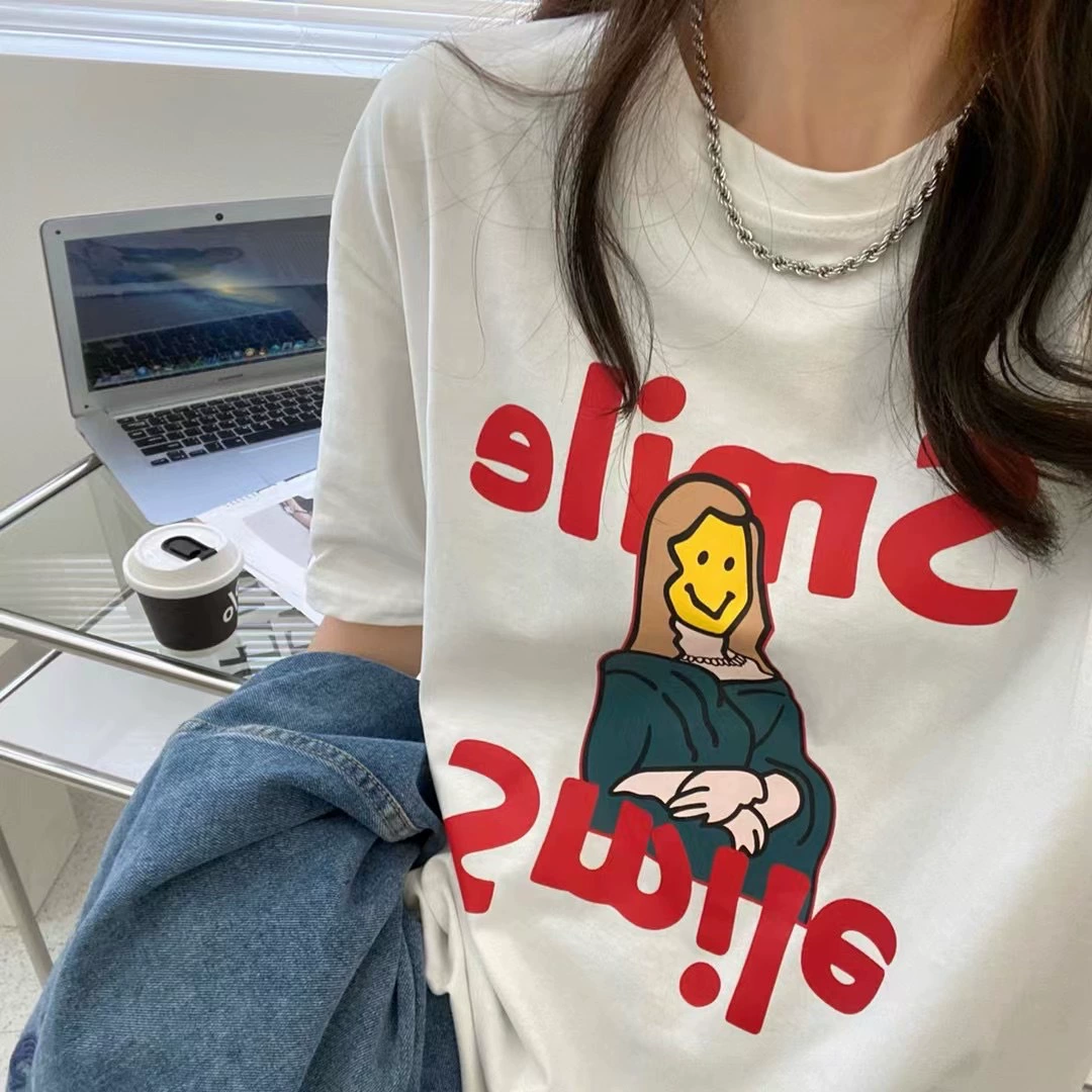 Лето 2025, новый стиль, забавная белая футболка с короткими рукавами и мультяшным принтом для женщин, свободная нижняя рубашка, милый и стильный дизайн.