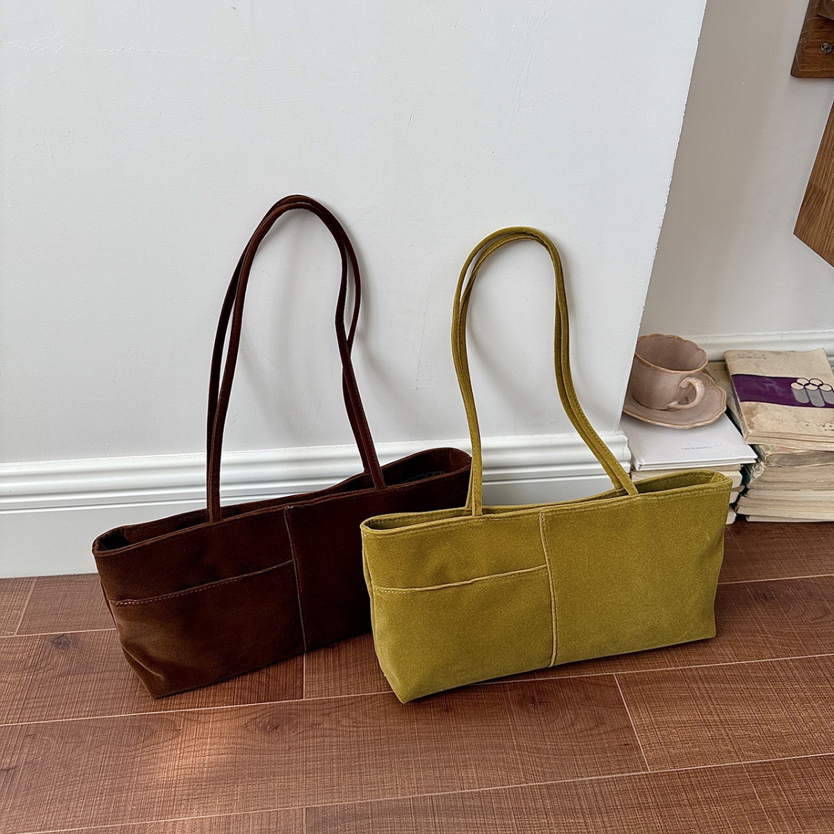 Korean-style velvet underarm bag, a simple and versatile tote bag, chic and stylish, perfect for commuting, a trendy and unique shoulder bag