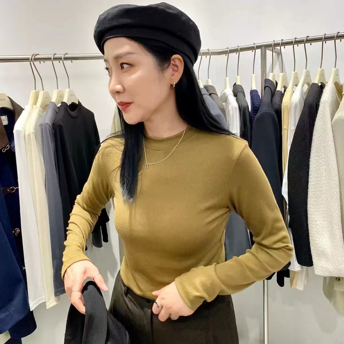 Boss Lady Style Base Shirt for Women, Autumn and Winter Version, Fleece-Lined and Thickened with Baby Velvet, Long-Sleeved, Warm and Versatile, with a Small Stand Collar