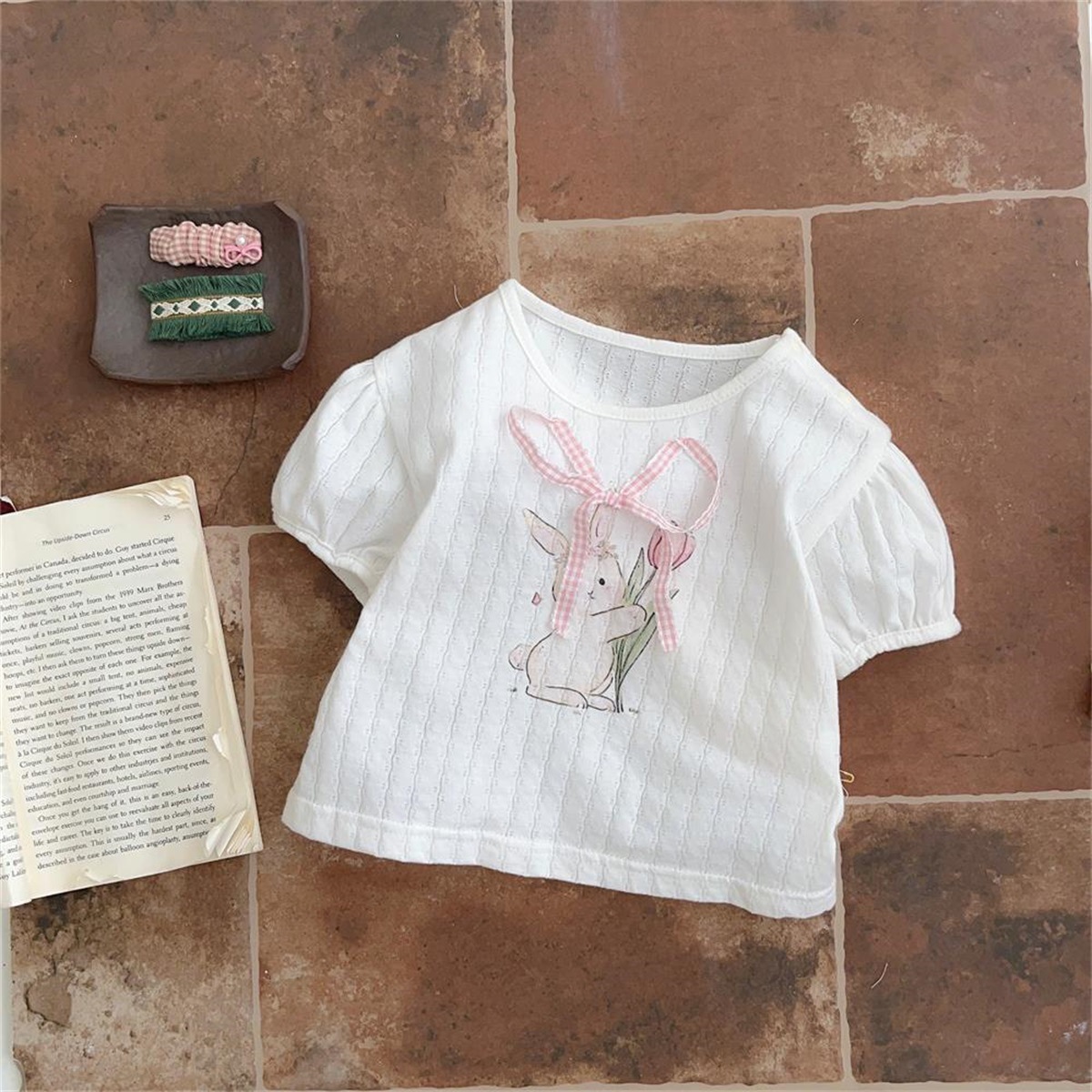 2025 Traje de verano para bebé femenino Camiseta de manga corta salvaje de estilo occidental Pantalones cortos Ropa de protección solar Traje de tres piezas 1