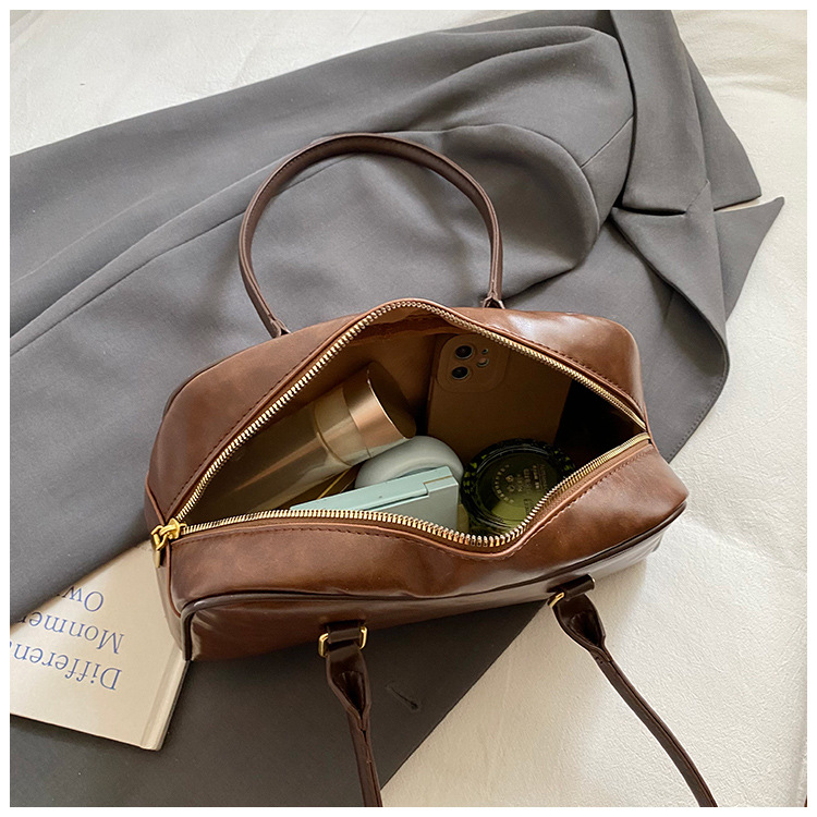 Bolsa de almohada portátil simple coreana transfronteriza para mujeres otoño / invierno 2025 nuevo retro versátil bolso de hombro bolso de brazo de viaje