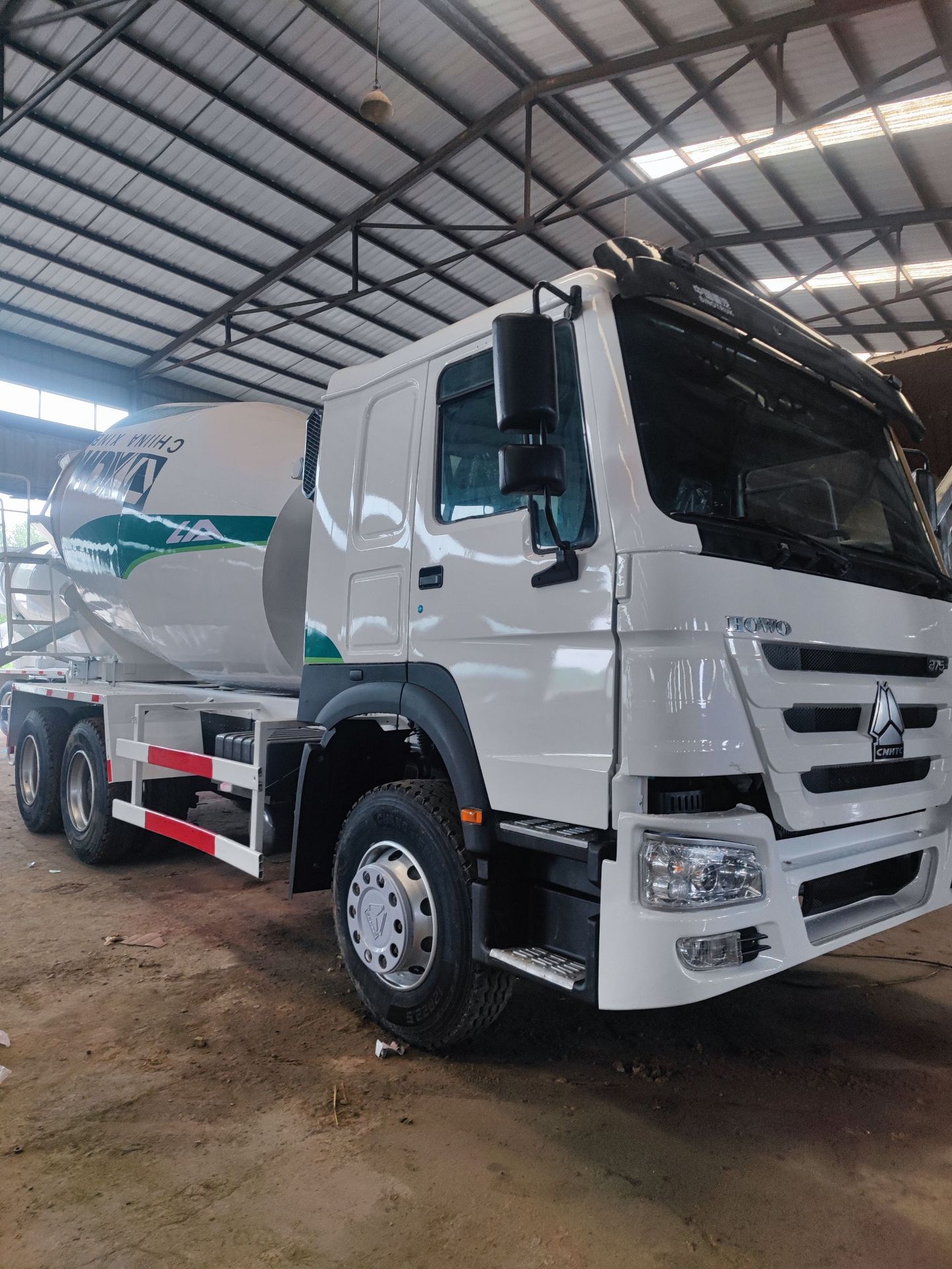 Exporting Howo 350-Horsepower Cement Tanker, Large 12-Cubic-Meter and 14-Cubic-Meter Cement Tanker