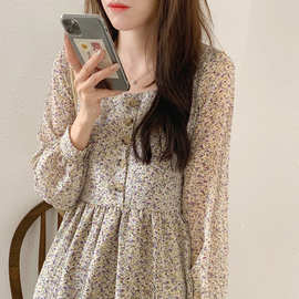 法式复古约会连衣裙女早秋新款洋气减龄甜美收腰显方领碎花裙子