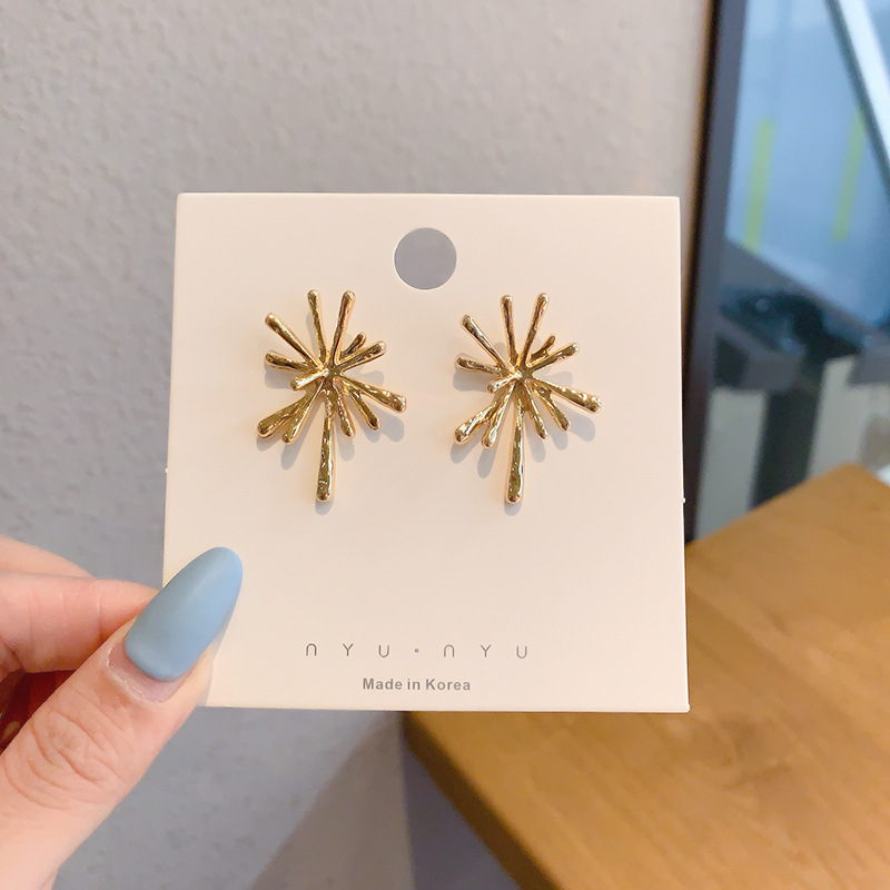 Pendientes transfronterizos, pendientes de metal de alta calidad, pendientes de 2025 nuevos pernos de moda, temperamento ligero y lujoso, pendientes de atmósfera