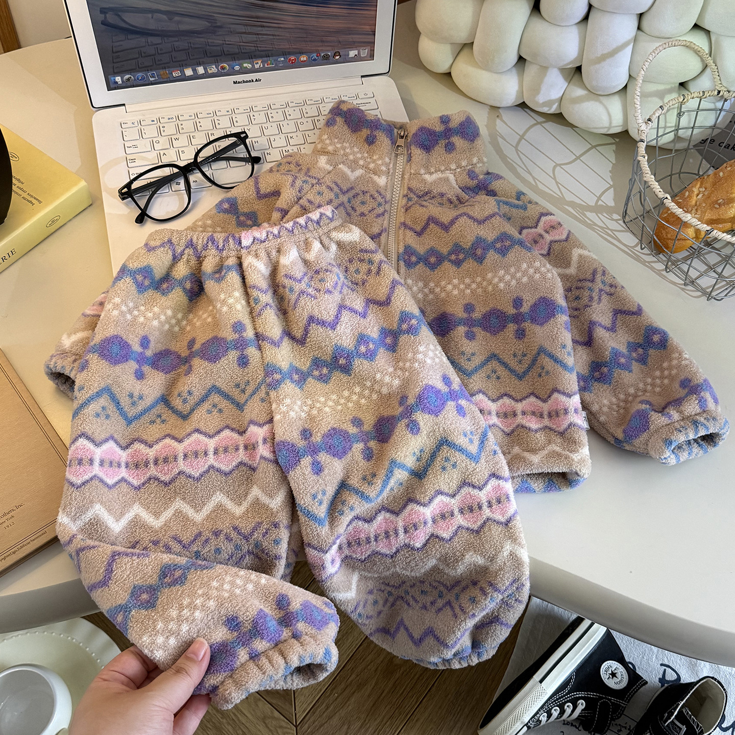Invierno nuevo terciopelo grueso ropa de hogar para niños, hombres y mujeres, niños y niñas con un conjunto de calor coreano de ropa infantil al por mayor