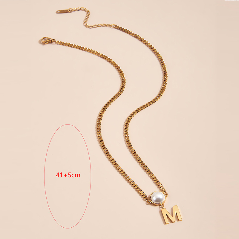 Collier élégant avec pendentif lettre m et perle d'eau douce_voghion.com