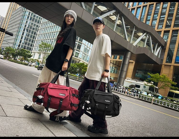 Travel bag with wet/dry separation, large capacity