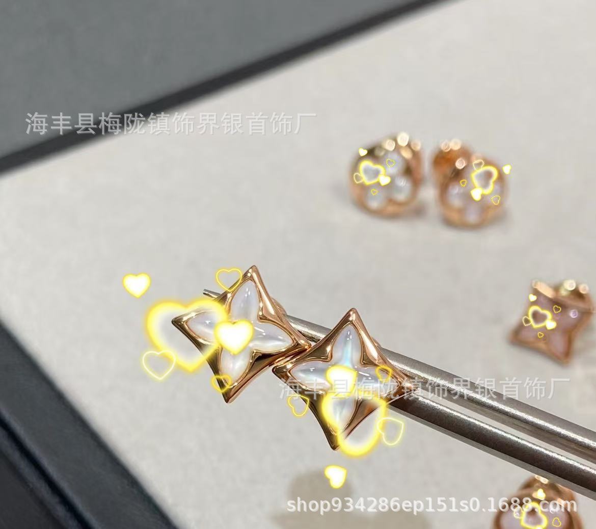 Donkey Familyの新作高級版四つ葉のクローバー五花ブレスレット、女性用18金メッキ、オールドフラワーパウダーシェルネックレス、アマゾナイトイヤリング