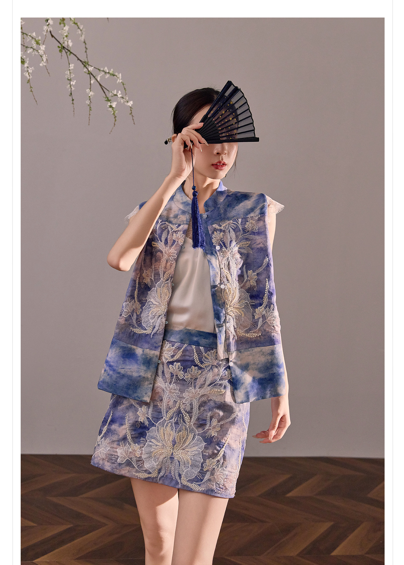 Bộ vest chân váy cổ đứng thêu họa tiết nặng cao cấp mùa hè ZX N6005 — áo vest màu vàng, váy màu vàng, váy xanh chi tiết 8