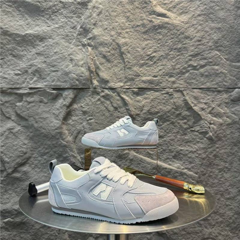 Sapatos masculinos 2025 nova primavera e verão sapatos brancos de malha com cadarço de corte baixo sapatos casuais versáteis de sola macia e respirável para homens.
