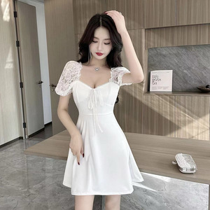V-neck low cut temperament， waist reduction， slimming effect， lace patchwork A-line dress
