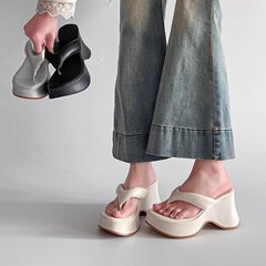 シンプルで甘い風のレンコンの粉の色の厚い底の人の字は女性の春夏の新型の丸い頭を引きずって足の指を挟んでビスケットの底の外で冷たいスリッパを着ます。
