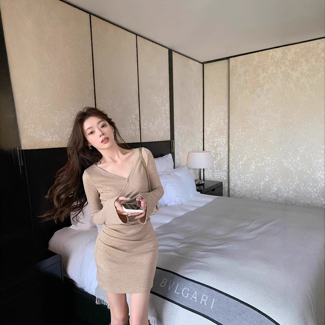 가을과 겨울 오트밀 색상 뜨거운 소녀 순수한 기모 V-넥 원피스 짧은 웨이스트 힙 스커트 불규칙한 슬림 치마를 원합니다