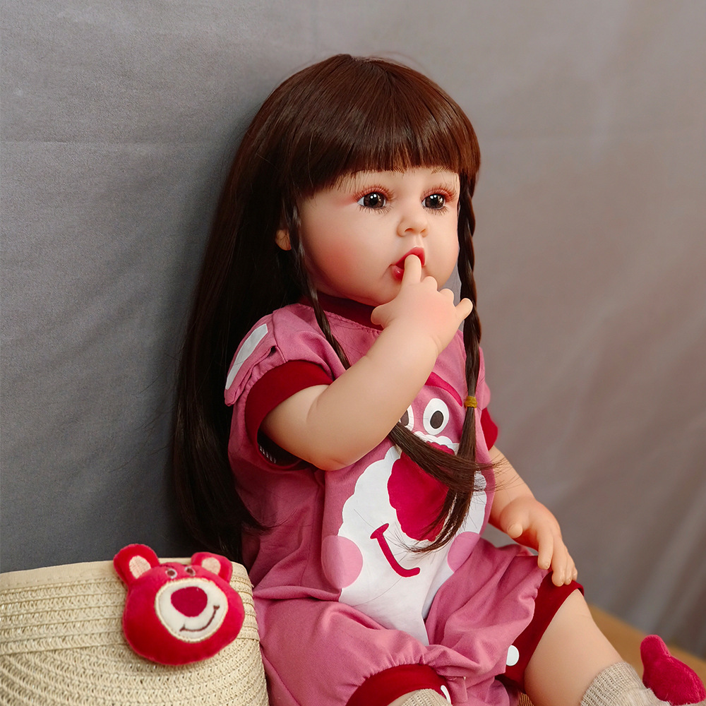 Muñeca suave artificial de 55cm, muñeco realista con cara sonriente, oso de fresa que puede entrar en el agua para acompañar el juguete de muñeca