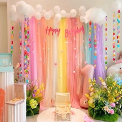 虹の紗の白い紗の祝日は歳の誕生日の宴を装います。