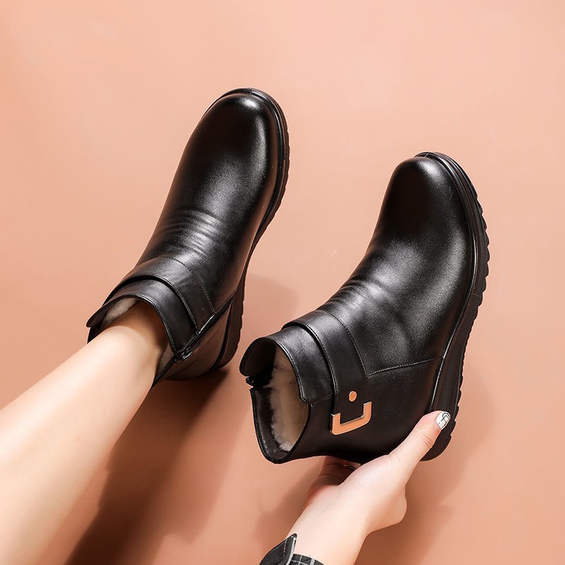 妈妈鞋女2024冬新款加绒加厚平底短靴中老年女鞋老人保暖马丁靴女